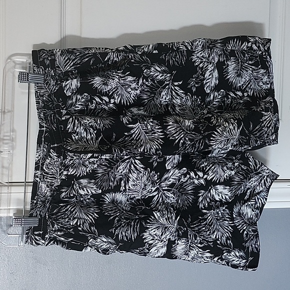 Black and White Casual Button Down Shirt and short Co-ord Tropical Floral Print - Picture 5 of 9